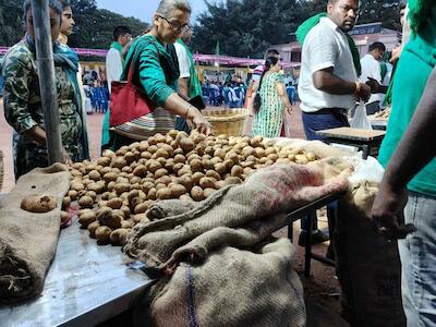 India: Ante la caída de los precios de los cultivos y la presión sobre la tierra, los agricultores de Karnataka recurren a la comercialización dire...